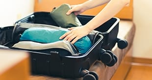 キャリーケースに荷物を積める