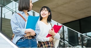 話し合う教習生